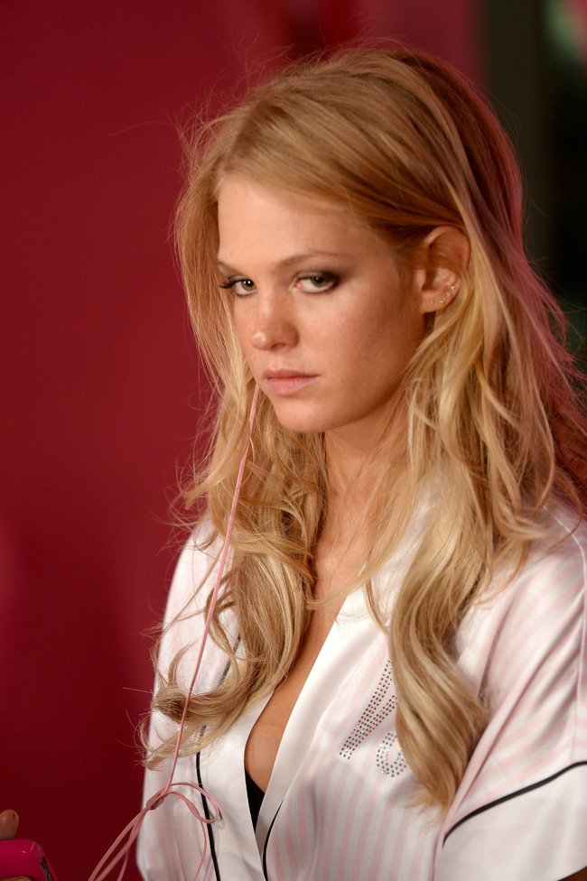 Бэкстейдж шоу «Victoria’s Secret» в Нью-Йорке: все модели: toni-garrn-3_Starbeat.ru