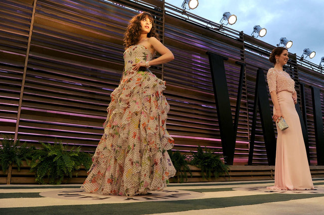 Пост-оскаровская вечеринка «Vanity Fair 2014»: Зоуи Дешанель: zooey-deschanel-oscars-2014---vanity-fair-party--01_Starbeat.ru
