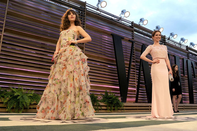 Пост-оскаровская вечеринка «Vanity Fair 2014»: Зоуи Дешанель: zooey-deschanel-oscars-2014---vanity-fair-party--12_Starbeat.ru