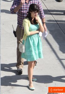 Зоуи Дешанель на съемочной площадке сериала «Новенькая»: zooey-deschanel-sexual-tension-leads-to-a-freakin-hot-kiss-01_Starbeat.ru